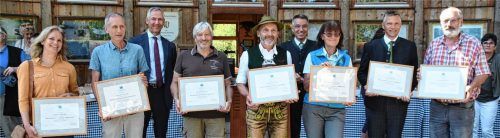 Bei der Übergabe: Kornelia Walter, Leiterin des Sachgebiets Naturschutz im Landratsamt Rosenheim, Bernd-Ulrich Rudolph, Bayerisches Landesamt für Umwelt, Dr. Christian Barth, Amtschef des Bayerischen Ministeriums für Umwelt und Verbraucherschutz, Harry Rosenberger, Leiter Moorstation Nicklheim, Olaf Kalsberger, Bürgermeister Raubling, Landrat Otto Lederer, Cornelia Siuda, Regierung von Oberbayern Obere Naturschutzbehörde, Anton Wallner, Bürgermeister Bad Feilnbach, Rudolf Patsch vom Nicklheimer Torfkulturverein „D’Fuizler“ (von links nach rechts). Fotos Landratsamt/Rupprecht