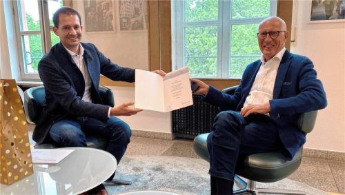 Bei der Übergabe: Oberbürgermeister Andreas März (links) und Hans Schussmann, ehemaliger Geschäftsführer der Interessengemeinschaft Aicherpark. Foto Stadt Rosenheim
