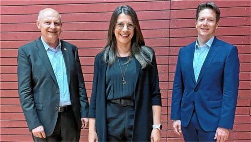 Bei der Vertreterversammlung der Genossenschaftsbanken: (von links) Vorstandsvorsitzender Heinrich Oberreitmeier, Michaela Mühlen (neu im Aufsichtsrat) und Aufsichtsratsvorsitzender Dr. Christoph Puschmann. Foto  Rampl