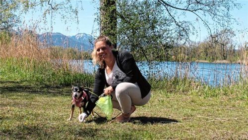 Bei ihren Spaziergängen mit Hund Sunny rund um den Happinger See findet Birgit Feld oftmals jede Menge Unrat. Foto Seeberg