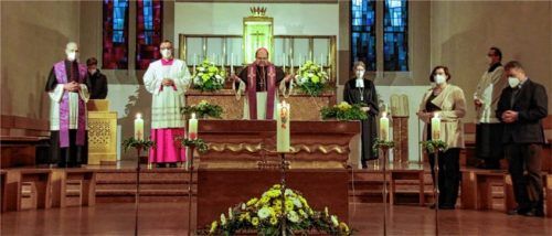 Beim Gottesdienst: (von links) Dekan Helmut Kraus, Dekan Daniel Reichel, Weihbischof Wolfgang Bischof, Dekanin Dagmar Häfner-Becker, die stellvertretende Vorsitzende des Kreiskatholikenrats Carola Thulke und Dekanatsrat Paul Deutschenbaur.