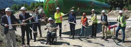 Beim Spatenstich der Tankstelle im Kaiserreich wurden viele Schaufeln geschwungen Foto Hoffmann