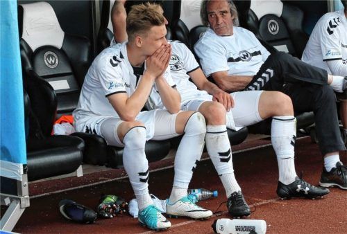 Benjamin Kindsvater nach dem verlorenen Pokalfinale 2017 gegen Schweinfurt – sein letztes Spiel für Burghausen. Nach drei Jahren bei den Löwen und jetzt fünf Monaten beim FC Nitra sitzt der 28-Jährige derzeit auf der Wartebank.Foto Michael Buchholz