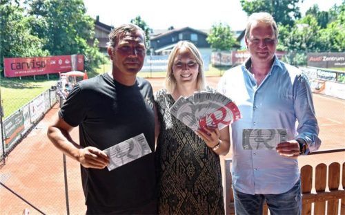 Bereit für den Bundesliga-Start: Wolf-Dieter Dörfler, Carina Stiglauer und Thomas Detterbeck (von links) präsentieren die Tickets für die Sechziger-Heimspiele.Foto Hans-Jürgen Ziegler