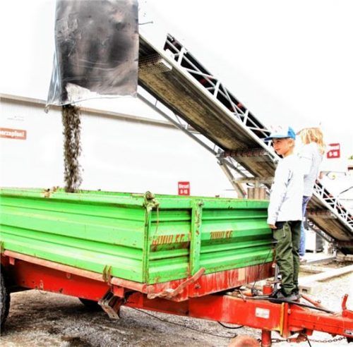 Beton für Randsteine: Markus Leidmann ist mit den Enkeln Luisa und Samuel zur Betontankstelle nach Kastl gekommen. Foto  HOffmann