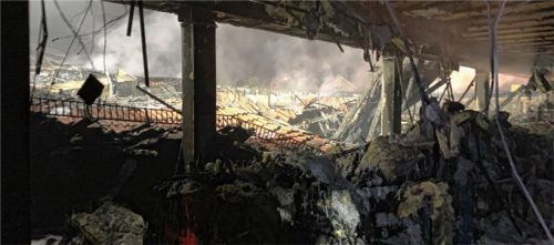 Blick ins Innere des Marktes: Die Waren und Regale sind zu Klumpen verschmolzen. Die Ziegel des Daches sind gut erkennbar (Mitte).