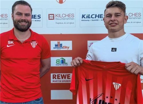 Bruckmühls Teammanager Stephan Keller (links) begrüßt Neuzugang Lukas Piendl.Foto SV Bruckmühl