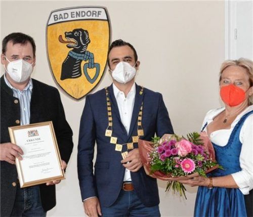 Bürgermeister Alois Loferer (Mitte) ehrte die Gemeinderäte Christof Schlaipfer und Bettina Scharold. Foto Ammelburger