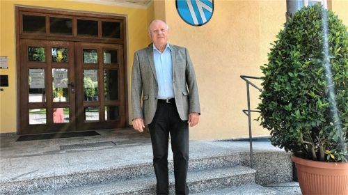 Bürgermeister Christian Glas vor dem Rathaus in Eggstätt. Foto re
