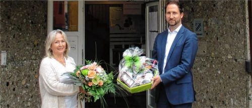 Bürgermeister Christoph Vodermaier dankt Brigitte Englhart für ihren Einsatz. Foto Kircher
