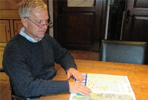 Bürgermeister Hajo Gruber prüft die Aussagen der vorliegenden Resolution zum Brenner-Nordzulauf anhand einer Karte. Foto Hoffmann
