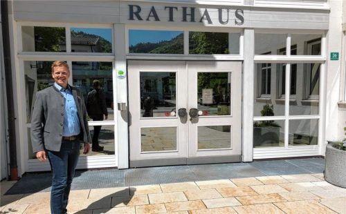 Bürgermeister Simon Frank vor dem Rathaus in Aschau.Foto re