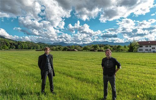 Bürgermeister Simon Hausstetter (links) und Dritter Bürgermeister Martin Fischbacher sehen in dem Angebot des Besitzers, diese Fläche über Erbpachtverträge zu Bauland für Einheimische zu machen, eine große Chance für Rohrdorf. Foto Thomae