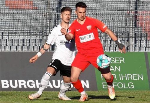 Burghausens Nicholas Helmbrecht (links) und Buchbachs Samed Bahar treffen am siebten Spieltag wieder aufeinander. Foto Gabi Zucker
