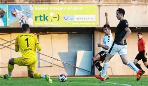 Chance für Burghausen durch den Debütanten Robin Ungerath. Foto  Gabriele Zucker