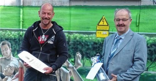 Coronakonform im Freien erhielt Helmut Eggerl zum Dienstjubiläum von Bürgermeister Peter Kloo eine Urkunde und ein Präsent der Stadt. Foto Stadt Kolbermoor