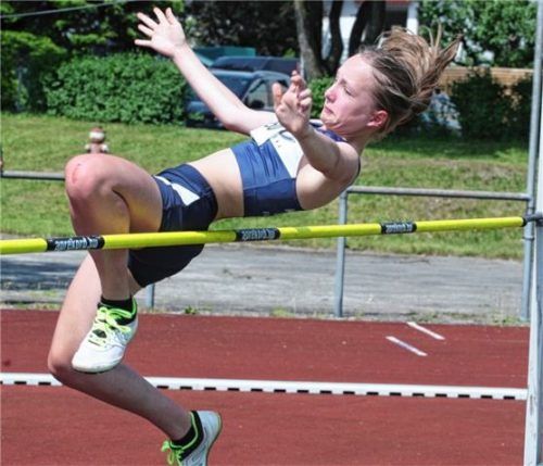 Dajanira Zentgraf vom TSV Bad Endorf gewann Silber im W13-Hochsprung und mit der Staffel.Foto Ludwig Stuffer