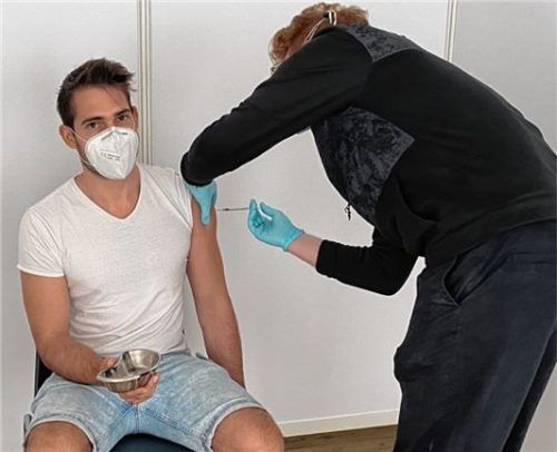 Das Angebot angenommen hat Krones-Mitarbeiter Michael Meissner (29). Medizinstudent Yannick Wiberg (28) arbeitet für den externen Dienstleister und hat den Angestellten geimpft.