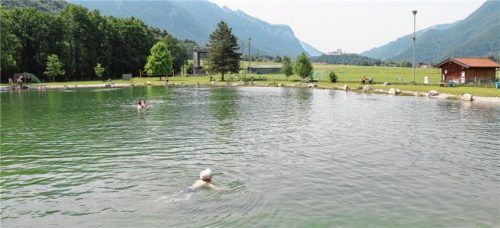 Das Aschauer Naturschwimmbad lädt mit seinem türkis-grünen Wasser und der Sicht in das Priental zum Entspannen ein.Fotos rehberg