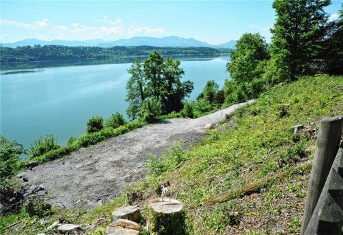 Das Fischerstüberl steht nicht mehr. An seiner Stelle am steilen Hang am Simssee in Krottenmühl entstehen ein Café, eine Seminaroase und eine Wohnung. Foto Schlecker