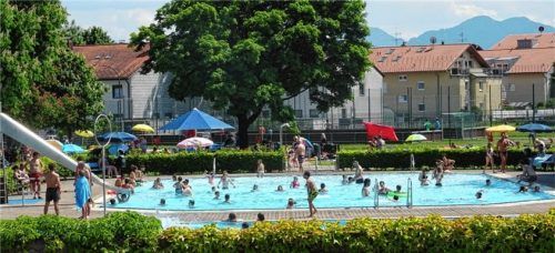 Das Kolbermoorer Freibad ist seit gut zwei Wochen wieder geöffnet. Foto Poitsch