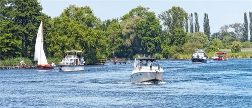 Das Leben auf dem Wasser genießen: Urlaub auf dem Boot oder mit dem Schiff liegt klar im Trend – beliebt ist es zum Beispiel, die Havel zu befahren. Foto Click&Boat/istock.com