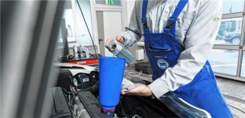 Das Motoröl, das für das jeweilige Fahrzeug verwendet werden soll, wird vom Hersteller vorgegeben. Foto ProMotor