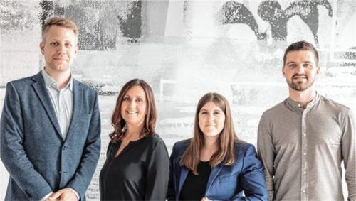 Das neue Führungsteam bei Komar: (von links) Christian Jakob (CTO), Sabine Komar-Häusler (CEO), Marina Häusler (CMO) und Matthias Häusler (CFO).Foto re