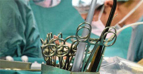 Das notwendige Operationsbesteck liegt während einer Transplantation in einem Operationssaal für die Operateure bereit. Fotos dpa, Romed, re