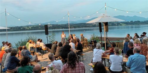 Den Biergarten mit Blick auf Simssee und Alpen genossen die Besucher im vergangenen Jahr nicht nur bei kulturellen Veranstaltungen. Jetzt ist klar: Ab 1.Juli gibt es wieder Feierabendhalbe mit See- und BergblickFoto re