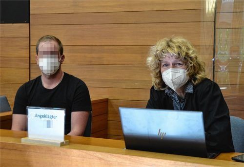 Der angeklagte Riederinger neben seiner Verteidigerin Iris Stuff im Gerichtssaal. Foto Kretzmer-Diepold