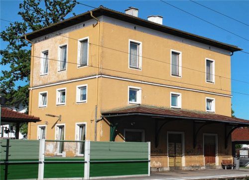 Der Bahnhof in Ostermünchen vermittelt derzeit kein ansehnliches Bild, soll nach dem Willen der Befürworter der Resolution aber erhalten werden.Foto Hadersbeck