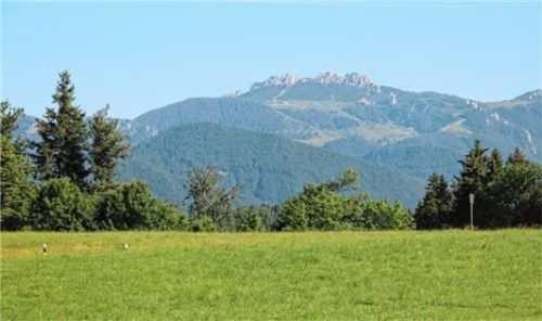 Der Blick auf die Kampenwand mit ihren 1669 Höhenmetern. Foto Rehberg