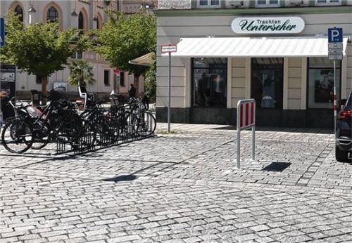 Der Grund für den Unmut: Anwohner Markus Fels, der aus Gründen der Privatsphäre nicht auf dem Bild zu sehen sein will, findet die neuen Radständer am Rosenheimer Ludwigsplatz komplett unsinnig.Foto  Fels