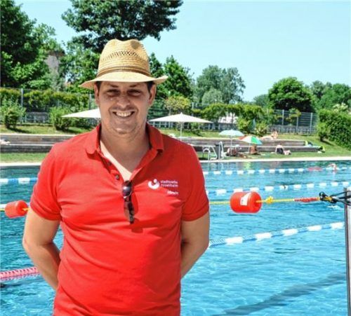 Der Mann am Beckenrand: Schwimmmeister Horst Albrecht weiß genau, wann er eingreifen muss. Foto Schlecker