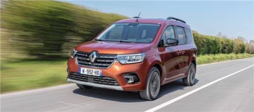 Der neue Kangoo überzeugt optisch mit aufrecht stehendem Chrom-Kühlergrill samt angebautem Unterfahrschutz vorne und hinten und pfiffig konstruierter Dachreling. Foto Auto-Medienportal.Net/Renault
