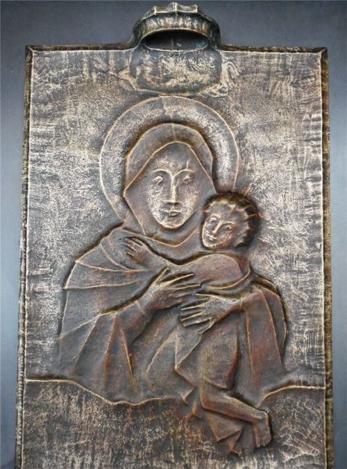 Der Rosenheimer Bildhauer Josef Hamberger setzte Ende der 80er-Jahre für die Heilig-Geist-Kirche in Rosenheim das Bild der Schönstatt-Madonna (oben rechts) in ein Bronzerelief um.Fotos Frick