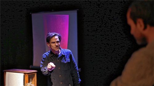 Der Schauspieler Andreas Schwankl schlüpft in mehrere Rollen, während Kohlhaas durchgehend von Benedikt Zimmermann gespielt wird. Foto Schindler