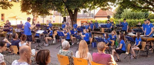 Der Spielmannszug im vergangenen Sommer beim Konzert auf dem Schulhof. Der ist aktuell auch der einzige „Probenraum“, der groß genug für das komplette Ensemble ist. Foto re