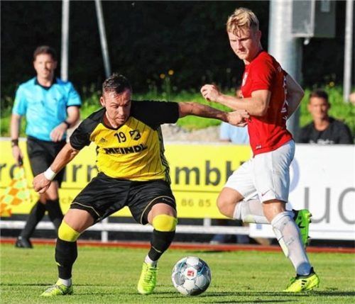 Der SV Kirchanschöring (links Manuel Omelanowsky) und der TSV Wasserburg (rechts Sebastian Weber) vertreten den Kreis Inn/Salzach in der kommenden Saison in der Fußball-Bayernliga Süd.Foto Christian Butzhammer