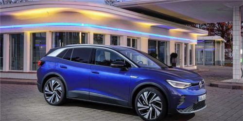 Der Volkswagen ID4, ein neuentwickeltes SUV mit vollelektrischem Antrieb, soll die Welt erobern. Er steht auf der gleichen technischen Plattform wie sein kompakteres Schwestermodell, aber er bietet deutlich mehr Platz. Fotos  Auto-Medienportal.Net/Volkswagen