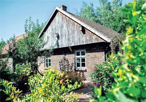 Der Zweitwohnsitz auf dem Land mag auf den ersten Blick idyllisch scheinen, kann aber in vielen Fällen Probleme mit sich bringen. Foto Hauke-Christian Dittrich/dpa