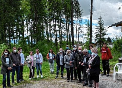 Die Anwohner des künftigen Dirtparks in Waldering nahmen die Einladung zum Gespräch und zur Besichtigung gerne an. Foto re