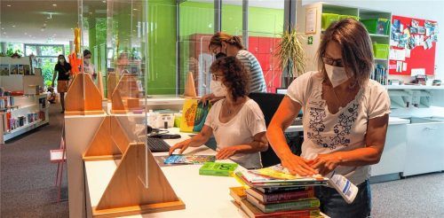 Die Büchereimitarbeiterinnen Sabine Bruckschlegl, Romana Edinger und Tatjana Feuerer (von vorne) haben alle Hände voll zu tun. Foto Heinz