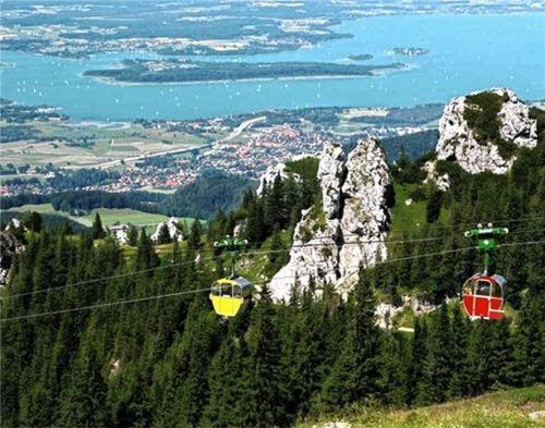 Die bunten Gondeln der Kampenwandseilbahn standen gestern still. Foto Kampenwandseilbahn