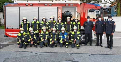 Die erfolgreichen Feuerwehrler nach der bestandenen Prüfung. Foto re