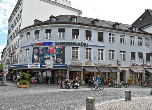 Die Flächen vor dem Rundbau in der Münchener Straße 9a sorgen für Diskussionsstoff: Die Stadt will die Flächen käuflich erwerben, doch die Eigentümer sind daran nicht interessiert. Foto Schlecker