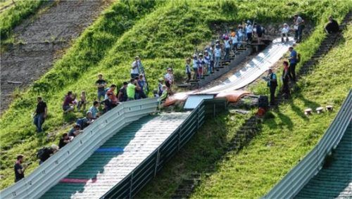 Die jungen Sportler beim Sprung von einer der Mattenschanzen in Reit im Winkl.Foto Sepp Hauser