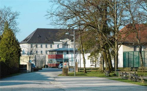 Die Justizvollzugsanstalt in Bernau: Zwei Fälle von Gewalt hinter den Mauern der Einrichtung werden in den kommenden Wochen vor dem Landgericht Traunstein verhandelt. Foto Berger