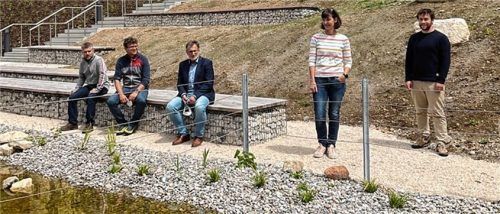 Die Lehrkräfte bei der Besichtigung des neuen Biotops:  (von links) Markus Landsherr, Robert Wagner, Christian Czempinski (Schulleiter), Daniela Feil und Fabian Tesar. Foto Re